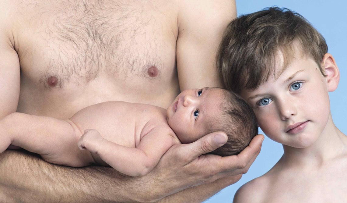 Far, baby og sønn med tørr hud som bruker La Roche-Posay for en velfuktet hud