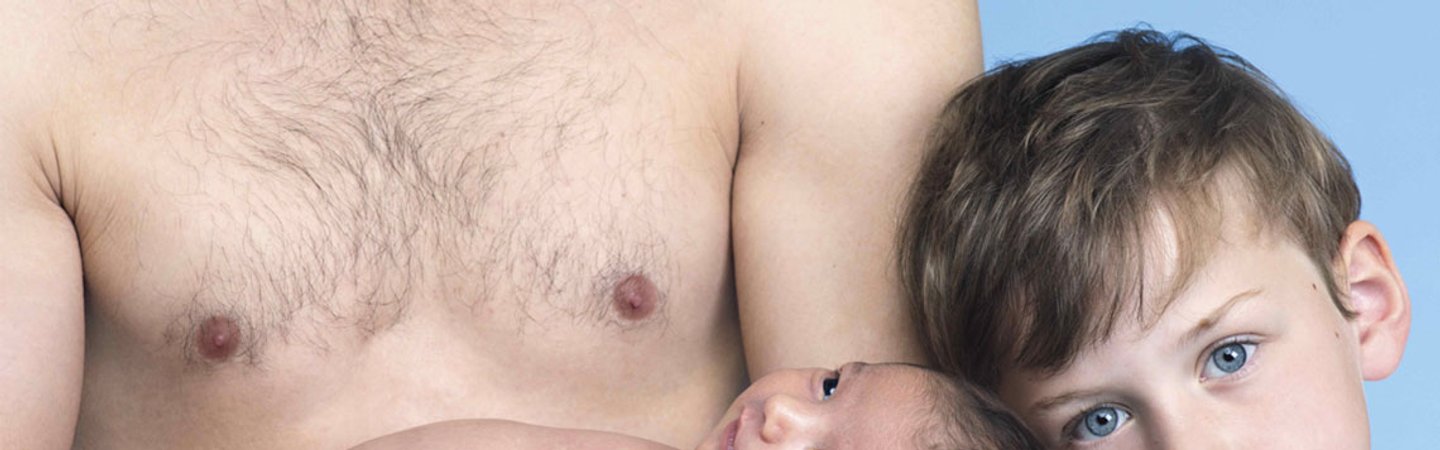 Far, baby og sønn med tørr hud som bruker La Roche-Posay for en velfuktet hud