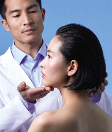 HOS LA ROCHE-POSAY STÅR VI FOR LIVSFORANDRENDE DERMATOLOGI, ANBEFALT AV HUDLEGER