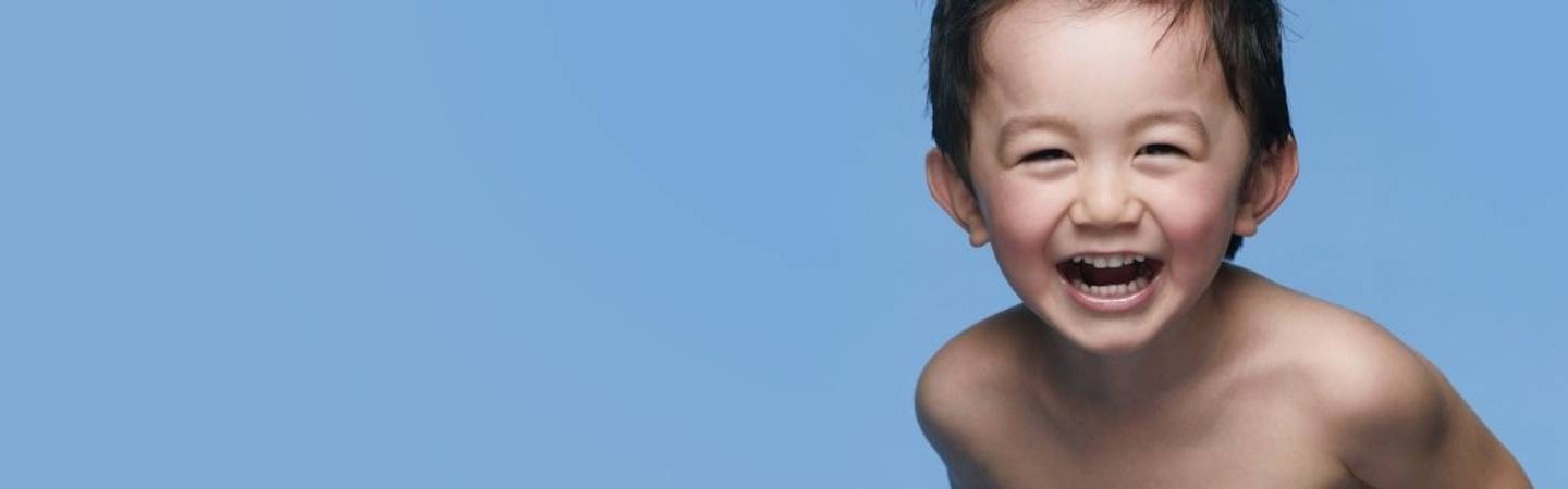 Gutt som er glad etter å ha brukt Lipikar Balm AP+M fra La Roche-Posay