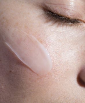 laroche posay sikkerhet forpliktelse produktallergi testet modell på nært hold 